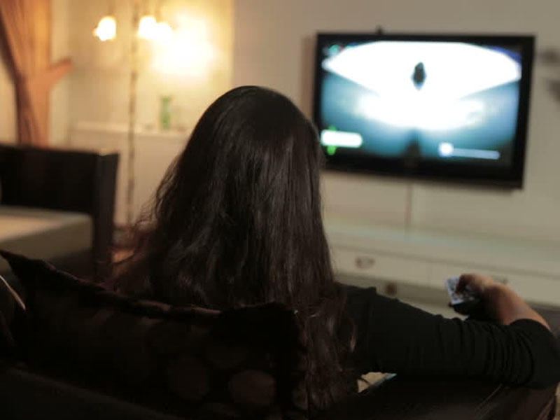 Ana oğlunu televizoru söndürdüyünə görə döyüb, öldürdü - FOTO