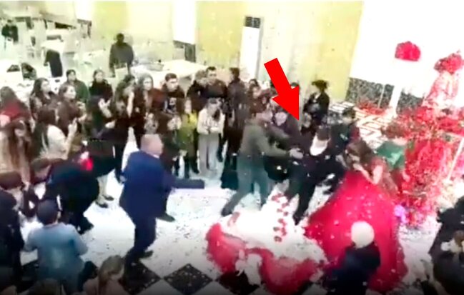 Rusiyada azərbaycanlı bəy toyda əsəbiləşib görün nə etdi - VİDEO