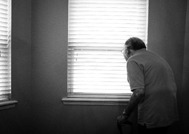 Затворник месяц прожил с разлагающимся телом отца