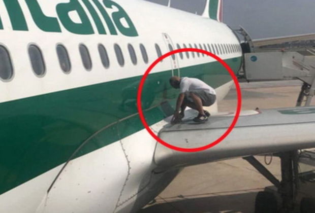 Təyyarədəki çatı yapışqan lentlə bağladı - FOTO