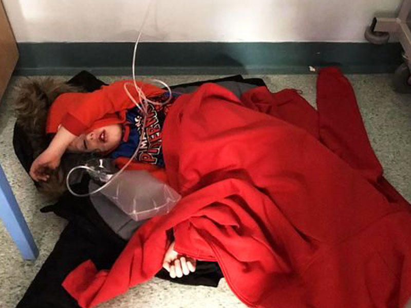 Uşaq 4 saat xəstəxanada betonun üstündə qaldı - İşə Baş nazir qarışdı - FOTO