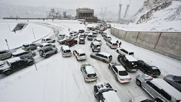 Qar bir yolda 20-yə yaxın qəzaya səbəb oldu – VİDEO