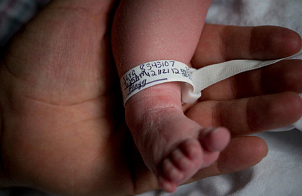 Tibb bacısı yeni doğulmuş körpəni uşaqsız xalası üçün oğurladı