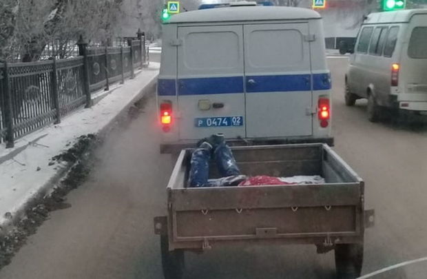 Полицейские отвезли труп в прицепе - ФОТО