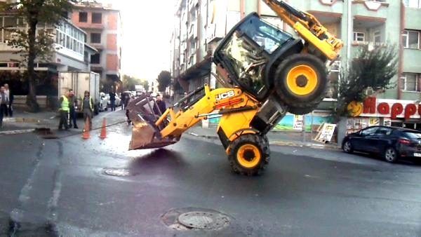 Ekskavatorla akrobatik hərəkətlər edən sürücü təhlükəli vəziyyət yaratdı - VİDEO