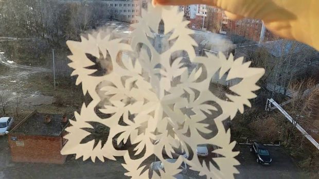 Двое полицейских подделали приказ и заставили коллег вырезать из бумаги снежинки - ФОТО