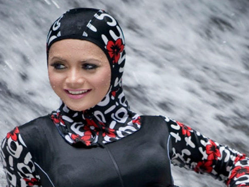 Müsəlman qadınlar üçün çimərlik geyimi satışa çıxır - Video