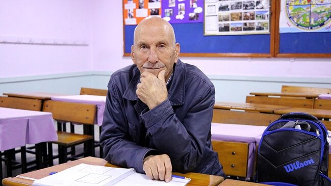 82 yaşında birinci sinfə gedir - Foto