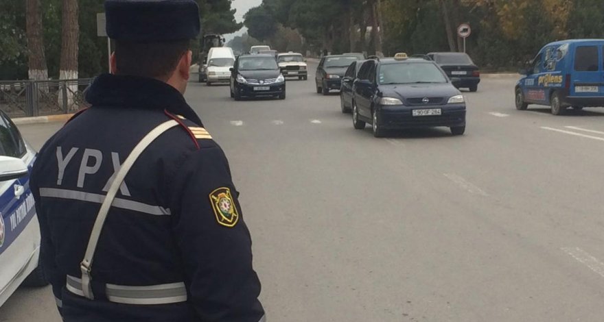 В Баку ограничено движение транспорта на некоторых дорогах