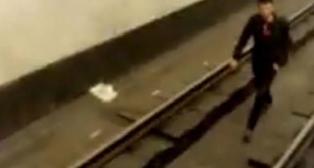 Мужчина бросился на рельсы в бакинском метро - ВИДЕО
