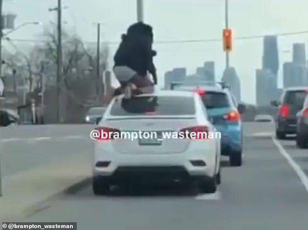 Yarıçılpaq qadın ona xəyanət etmiş sevgilisindən BELƏ qisas aldı - VİDEO