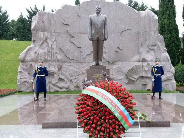 Ильхам Алиев и Мехрибан Алиева посетили могилу Гейдара Алиева