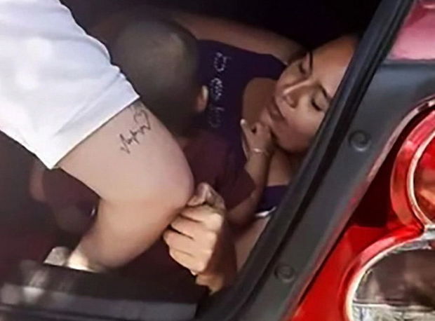 Qısqanc qadın maşının yük yerində gizlənərək ərini izlədi - FOTO