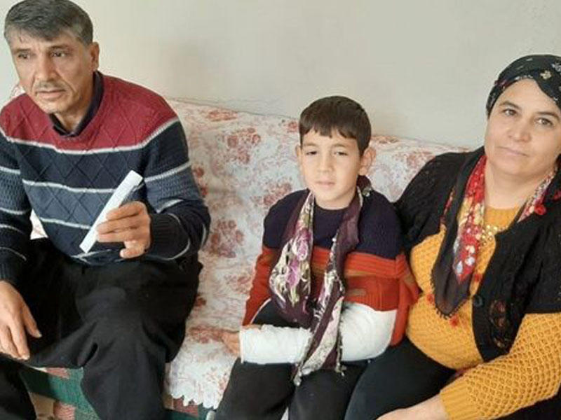 Azyaşlının üç yerdən sınan qoluna krem çəkib evə göndərdilər - FOTO