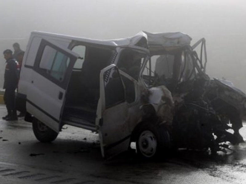 Dumanlı hava ağır yol qəzasına səbəb oldu: 3 ölü, 2 yaralı - FOTO