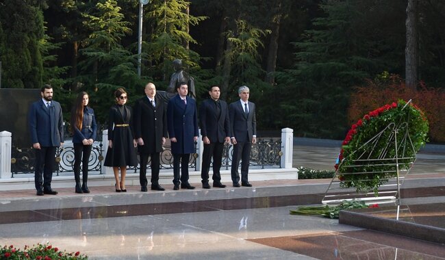 Prezident və ailəsi Heydər Əliyevin məzarını ziyarət etdi - Video + Fotolar