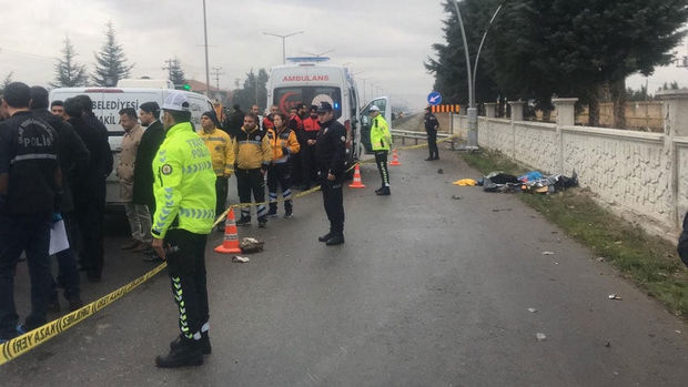 Avtomobili dayanacaqda sərnişinlərin üzərinə sürüb, üç nəfəri öldürdü - VİDEO