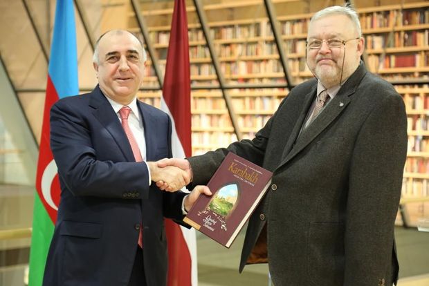 Elmar Məmmədyarov Latviya Milli Kitabxanasına Dağlıq Qarabağla bağlı kitab hədiyyə etdi - FOTO