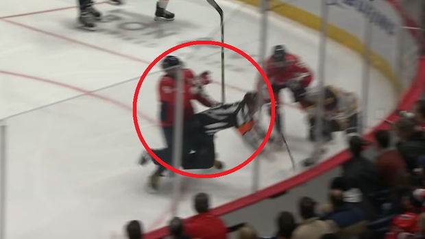 İdmançı səhvən hakimi vurub xəstəxanalıq etdi - VİDEO