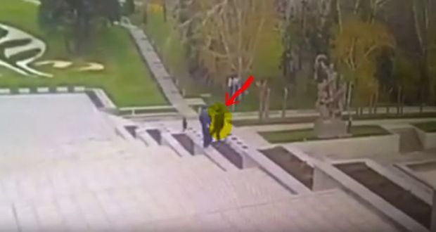 Fəhlənin yüksəklikdən yıxılma anı belə görüntüləndi - VİDEO