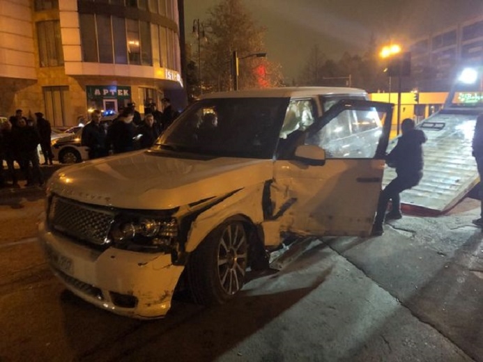 Водитель проехала на красный свет и попала в аварию, пострадал 1 человек – ФОТО