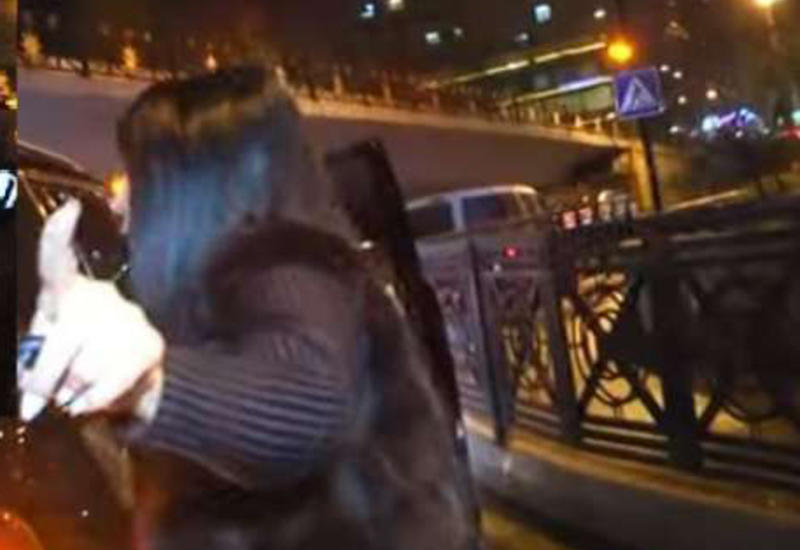 Bakıda “Infiniti” ilə qəza törədən qız adamlara hücum çəkdi - VİDEO