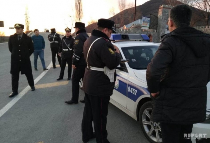 Şəkidə polisin reydində sürücü özündən çıxdı, maşını sürətlə sürüb getdi (VİDEO)