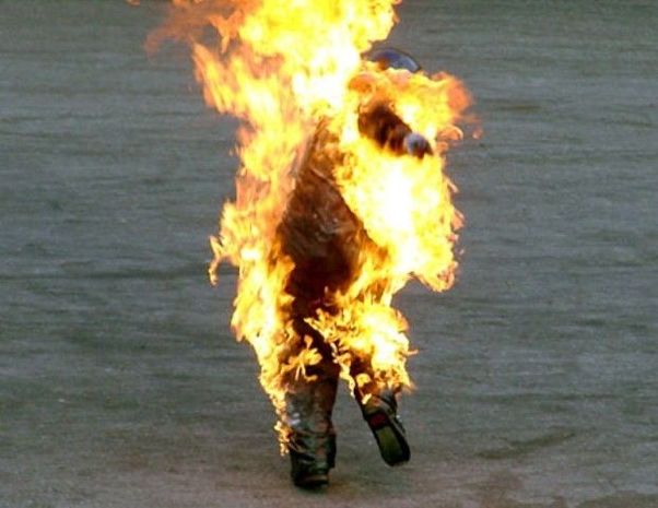 В Дагестане мужчина едва не сгорел заживо при взрыве газа на заправке - ВИДЕО