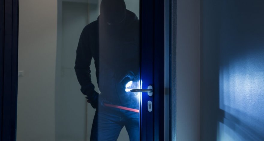 В Баку грабитель ворвался в дом пожилой женщины