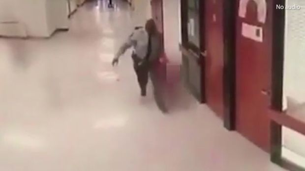 Mühafizəçinin məktəbli ilə amansız rəftarı kameraya düşdü - VİDEO