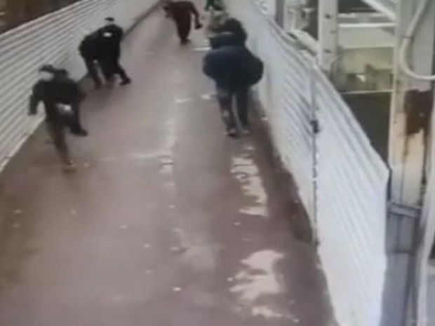 Hava limanında kişinin pulla dolu çantasını oğurladılar - VİDEO