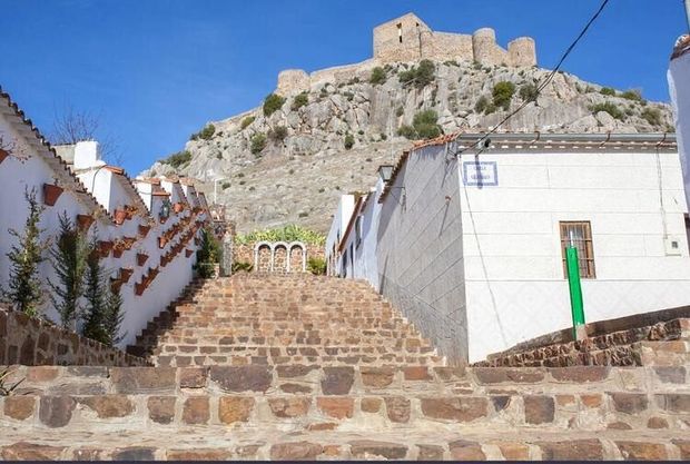 Qəsəbənin qorxunc sirri: Divarlarda insan üzləri qabarır - FOTO