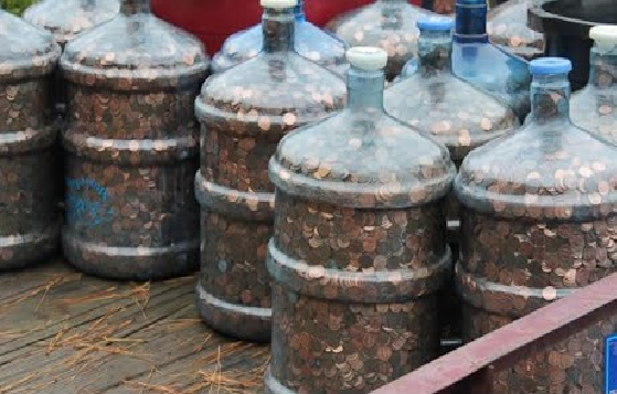 İNANILMAZ: 45 il qəpik yığan adam görün nə qədər PUL YIĞDI - VİDEO