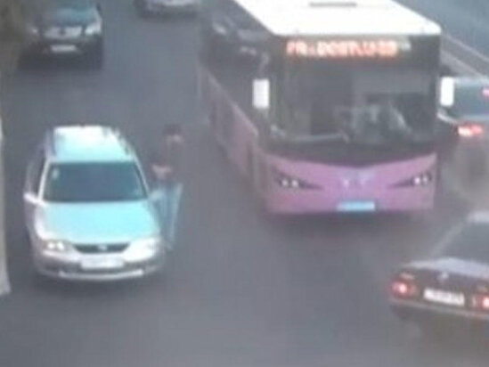 Taksi qəza törətdi, piyada son anda xilas oldu - ANBAAN VİDEO