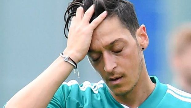 Китай против Озила: распущен фан-клуб, заблокированы соцсети