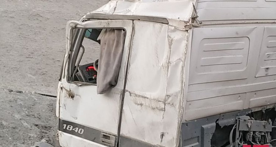 В Сумгайыте грузовик врезался в железную перегородку, есть погибшие