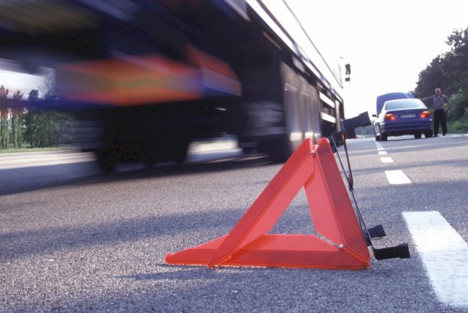 Sumqayıtda yük maşını aşdı, 2 nəfər öldü