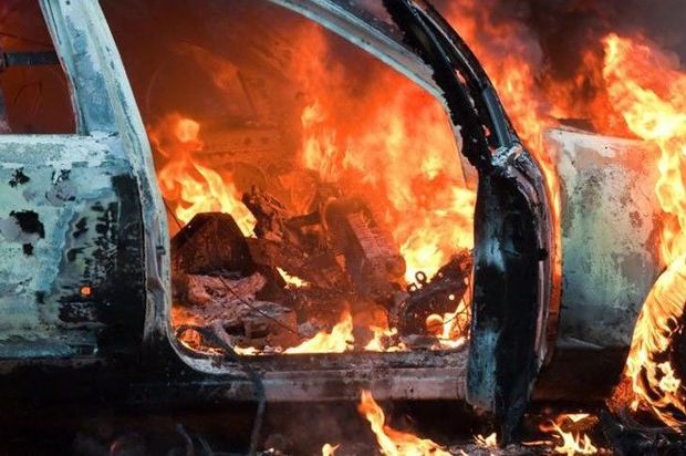 Məmurun avtomobilinə od vuruldu - VİDEO