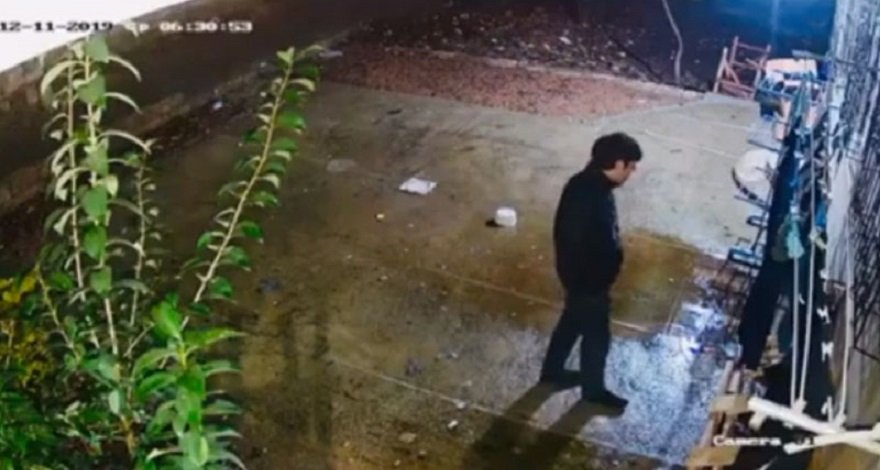 Камеры видеонаблюдения зафиксировали момент кражи белья в Баку - ВИДЕО
