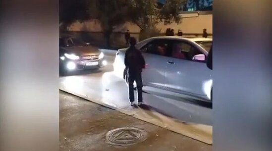 Bakıda uşaq GÜNƏBAXAN tumu satmaq üçün avtomobillərin qarşısına qaçır- VİDEO