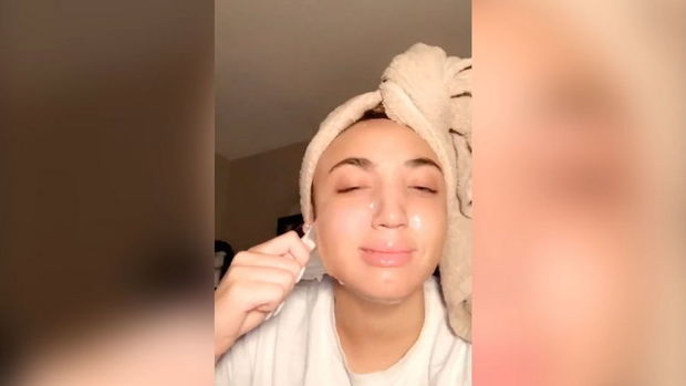 Девушка час боролась со снятием маски для лица и разрыдалась от боли - ВИДЕО