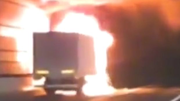 Yanan TIR sualtı tuneldə yolu bağladı: 14 maşın bir-birinə çırpıldı - VİDEO