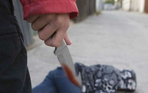 Gəncədə ata balta ilə evi dağıtmaq istədi, mane olan oğlunu bıçaqladı