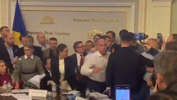 Заседание в Раде закончилось потасовкой депутатов - ВИДЕО