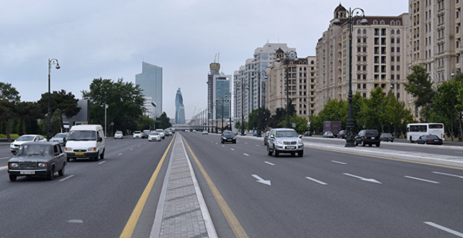 AA dövlət nömrə nişanlı avtomobil yol qadyasını belə pozdu-VİDEO