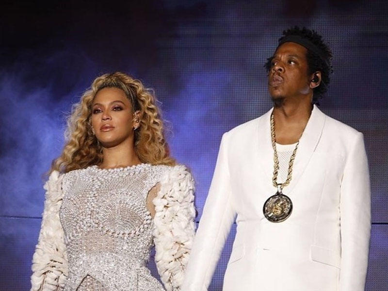 Beyonsun əri onu videoya çəkən fanatının telefonunu əlindən aldı