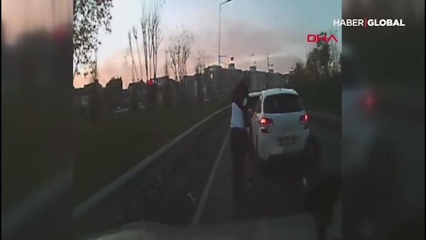 Qadını siqnal verdiyi üçün döydülər - VİDEO