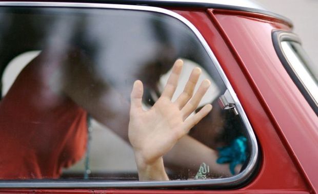 İngilis dili müəllimi avtomobilində şagirdləri cinsi istismar etdi - FOTO