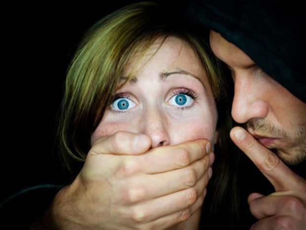 Qısqandığı üçün arvadını nişan üzüyünü udmağa məcbur etdi, ölənəcən döydü