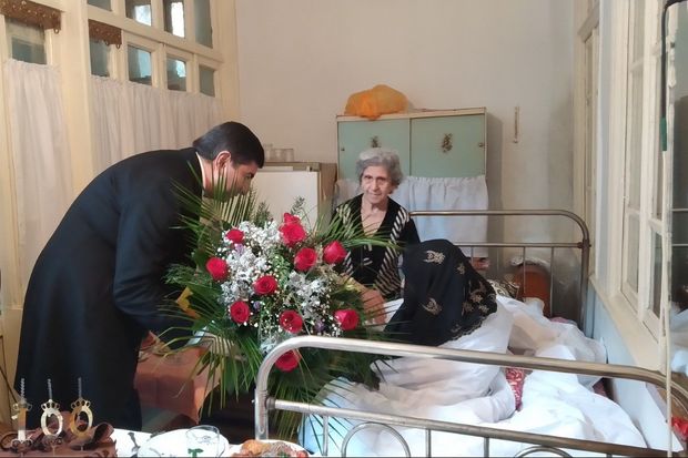 İcra başçısı 100 yaşlı sakinin doğum günündə - FOTO